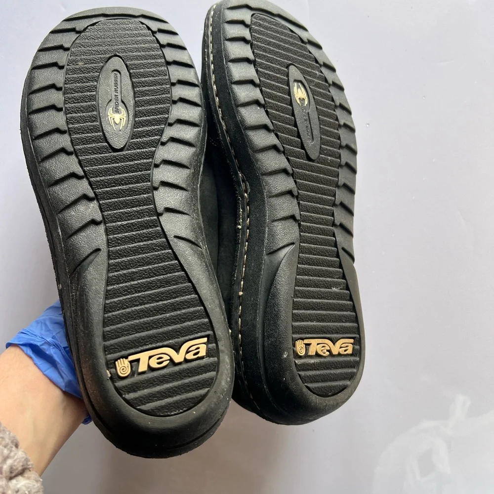 Teva sleek black